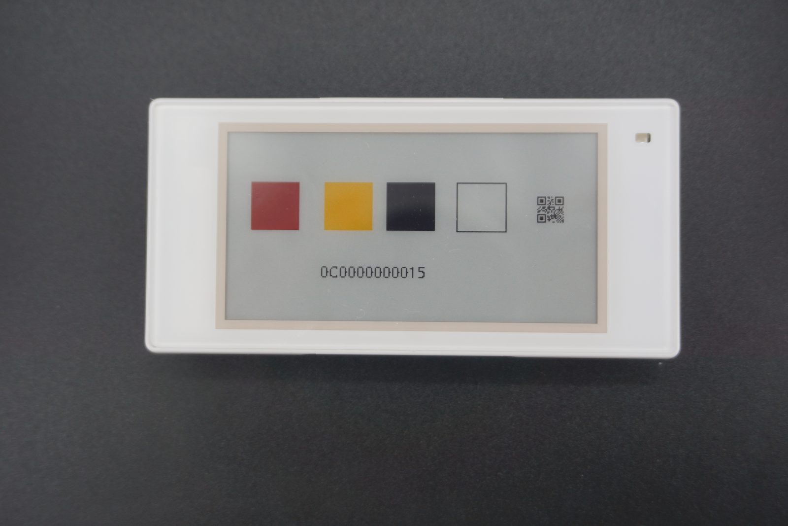 Etiqueta electrónica de cuatro colores que muestra rojo, amarillo, negro y blanco